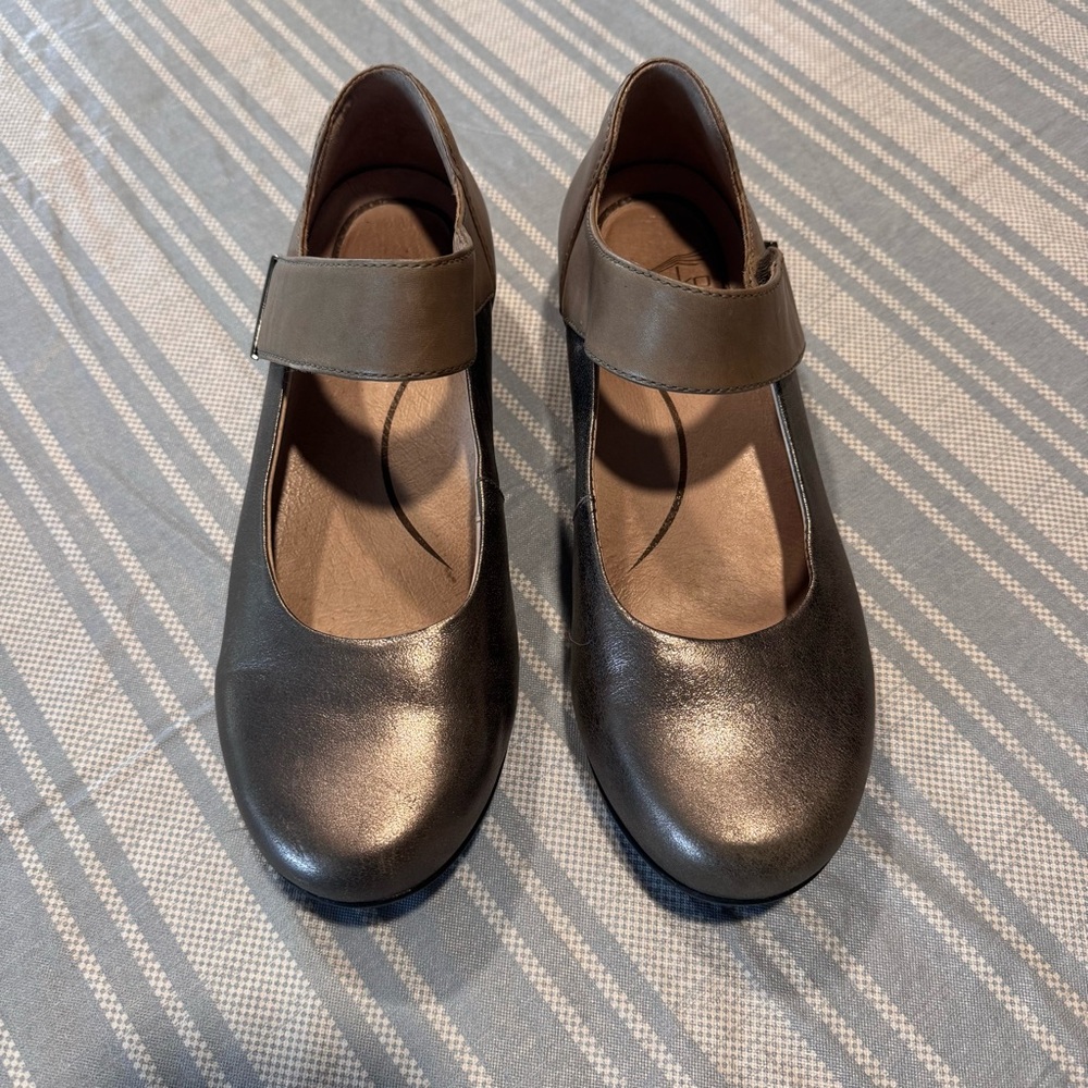 Dansko light bronze/tanish 2 toned textured Leather Women's Shoes
